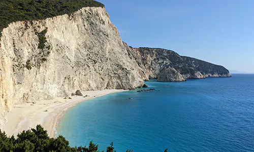 Η παραλία Πόρτο Κατσίκι με τον εντυπωσιακό λευκό βράχο της