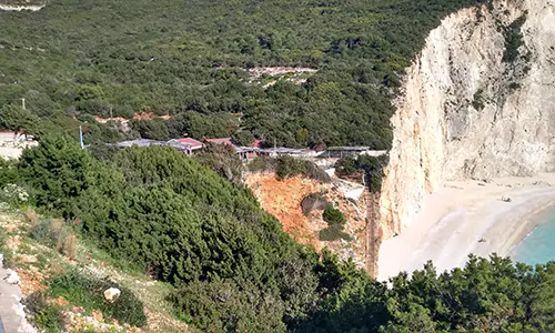 Θέα της παραλίας Πόρτο Κατσίκι και των καντινών από τον χώρο στάθμευσης